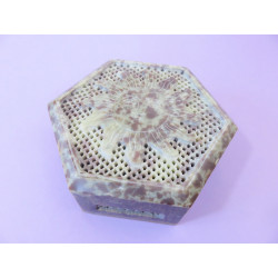 Boîte en pierre à savon ou Stéatite exagonale avec Soleil et motifs nid d'abeille