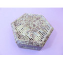 Boîte en pierre à savon ou Stéatite exagonale avec Soleil et motifs nid d'abeille